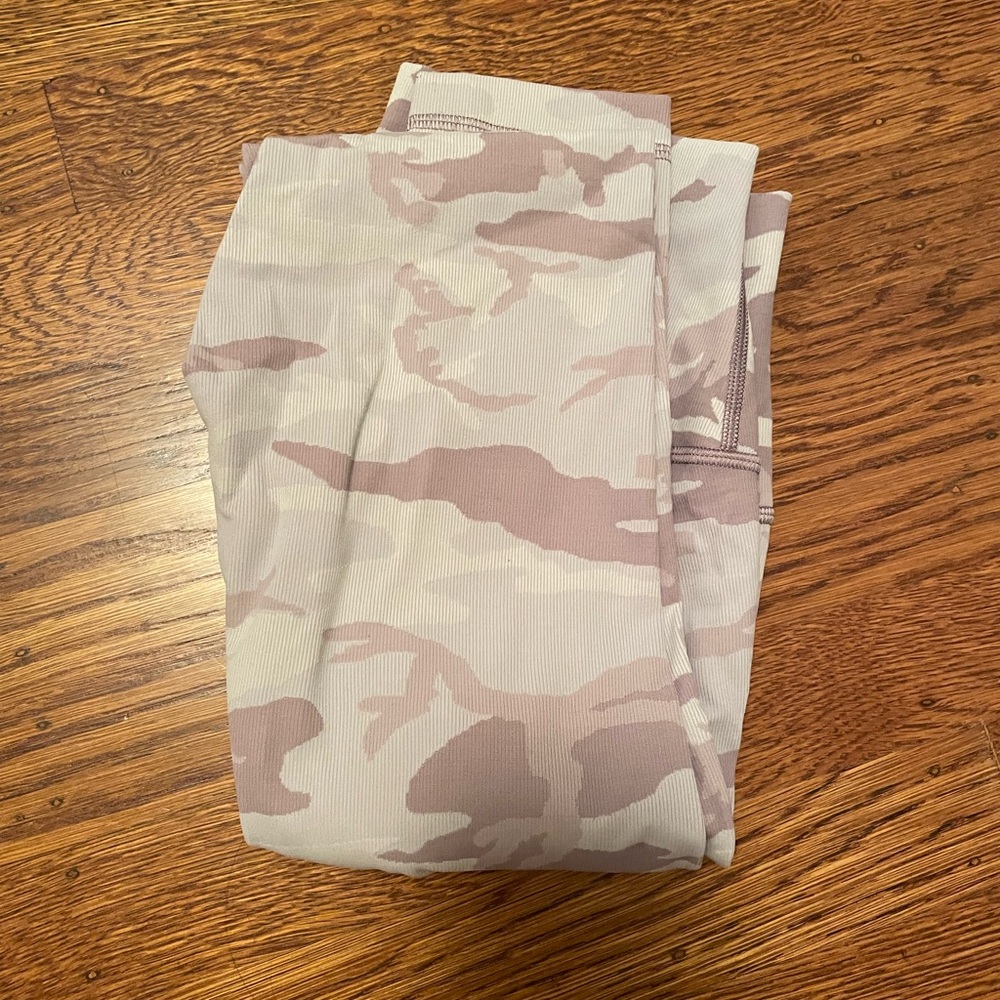 Lululemon Wunder Under High-Rise Tight size 4 in purple camo